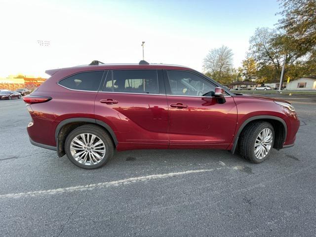 used 2022 Toyota Highlander car, priced at $38,062