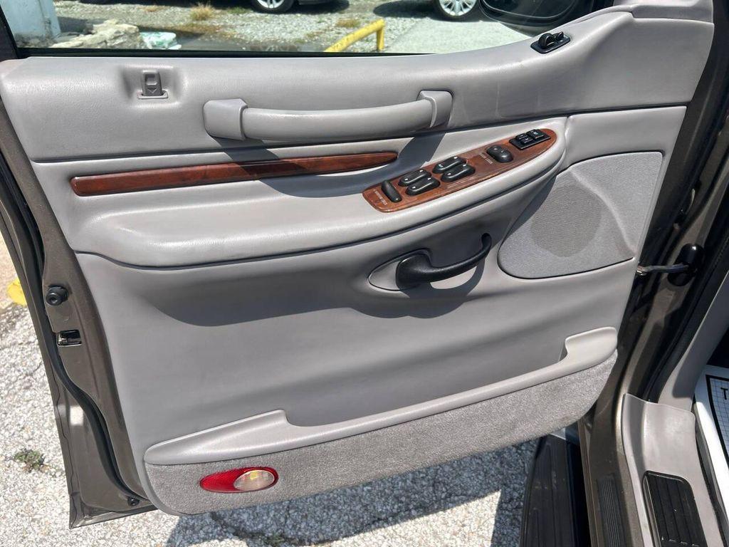 used 2001 Lincoln Navigator car, priced at $7,925