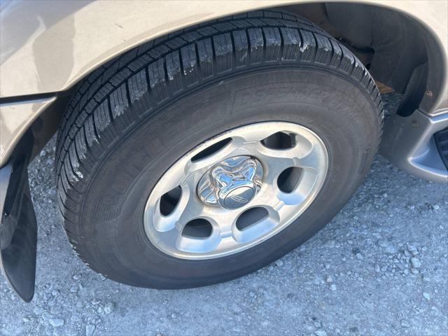 used 2001 Lincoln Navigator car, priced at $8,997