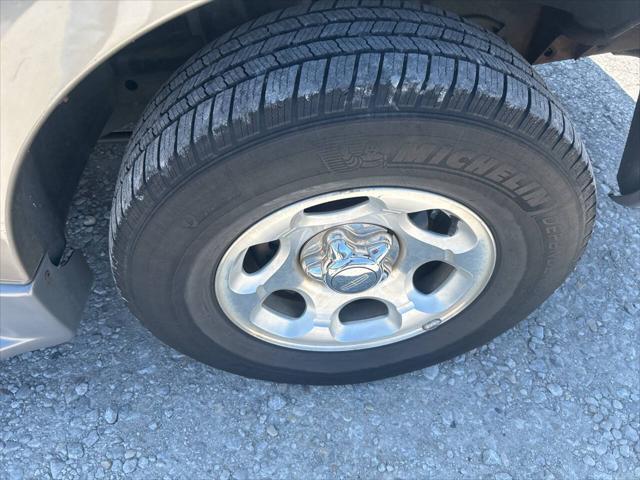 used 2001 Lincoln Navigator car, priced at $8,997