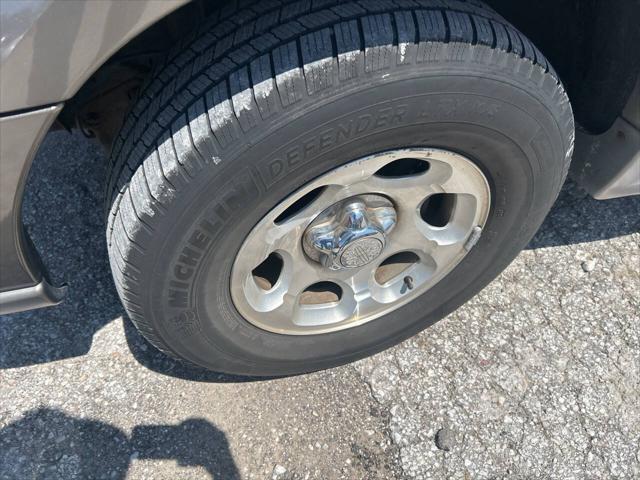 used 2001 Lincoln Navigator car, priced at $8,997
