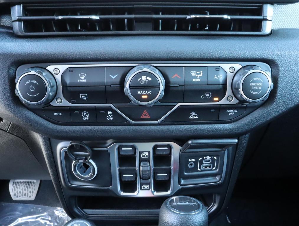 new 2025 Jeep Gladiator car, priced at $43,940