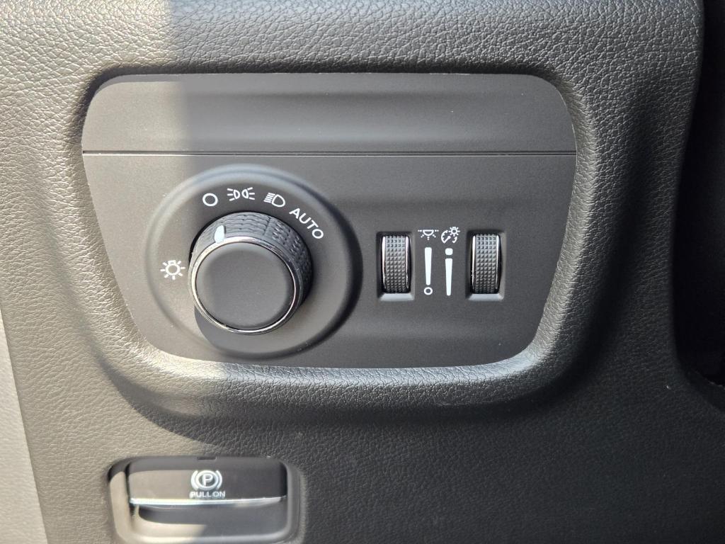 new 2025 Jeep Grand Cherokee car, priced at $40,800