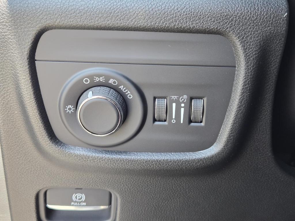 new 2025 Jeep Grand Cherokee car, priced at $36,625