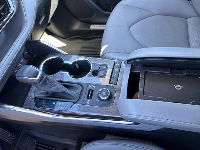used 2022 Toyota Highlander car, priced at $32,914