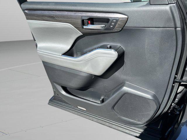 used 2022 Toyota Highlander car, priced at $32,914