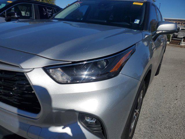 used 2022 Toyota Highlander car, priced at $32,750