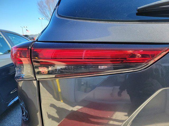 used 2022 Toyota Highlander car, priced at $32,250