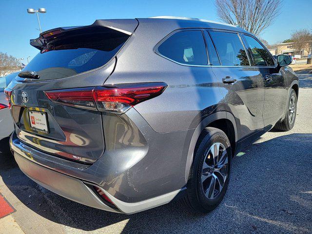 used 2022 Toyota Highlander car, priced at $32,250