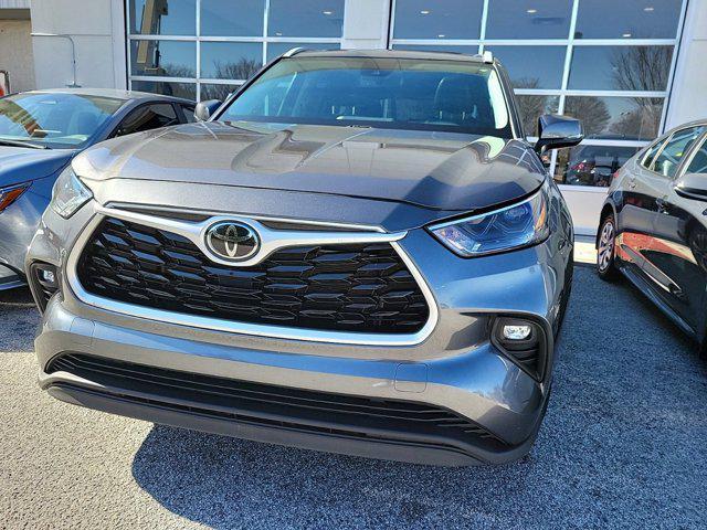 used 2022 Toyota Highlander car, priced at $32,250