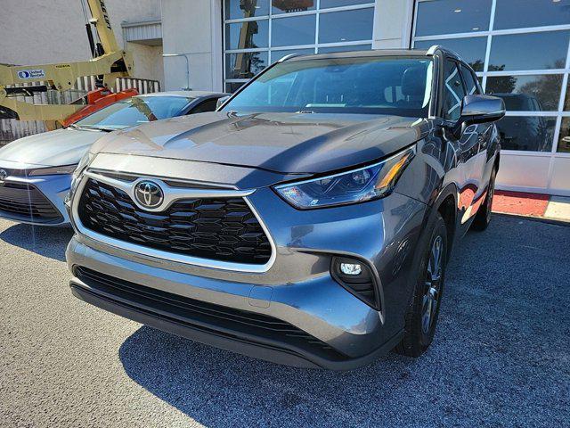 used 2022 Toyota Highlander car, priced at $32,250