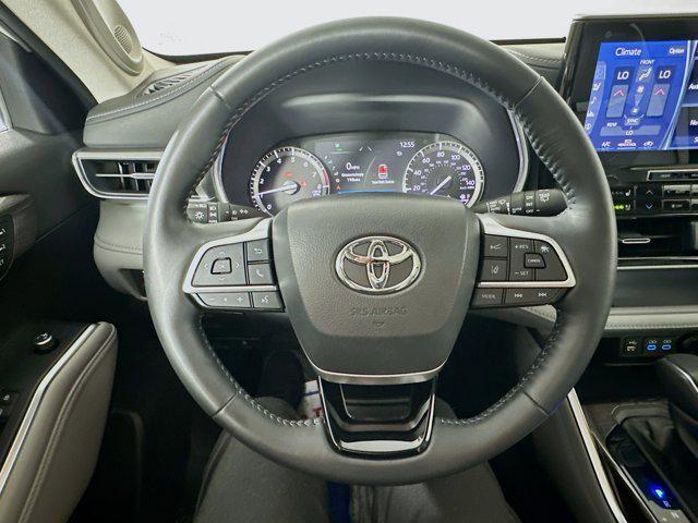 used 2022 Toyota Highlander car, priced at $39,995