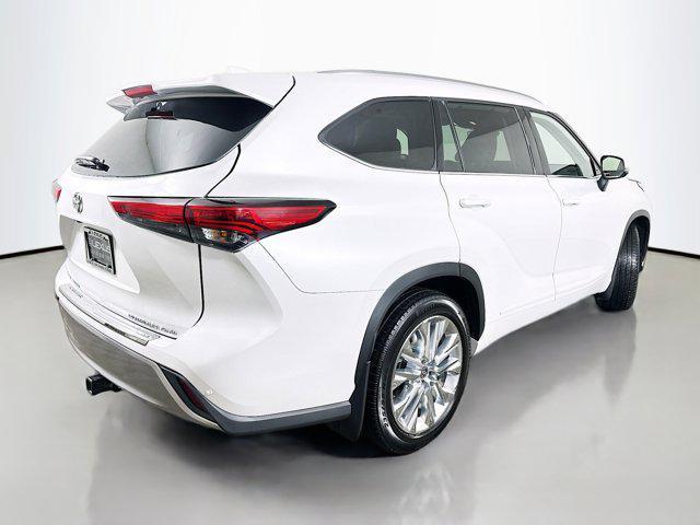 used 2022 Toyota Highlander car, priced at $39,995