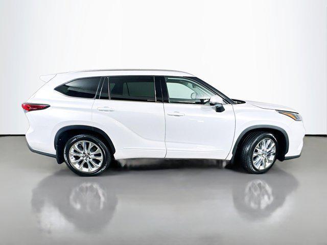 used 2022 Toyota Highlander car, priced at $39,995