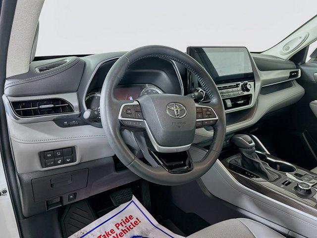 used 2022 Toyota Highlander car, priced at $39,995