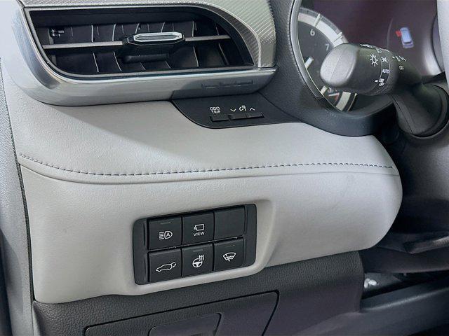 used 2022 Toyota Highlander car, priced at $39,995