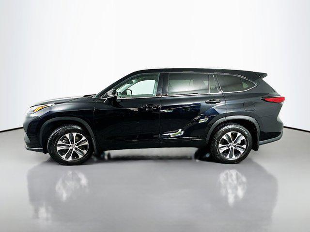 used 2022 Toyota Highlander car, priced at $33,388