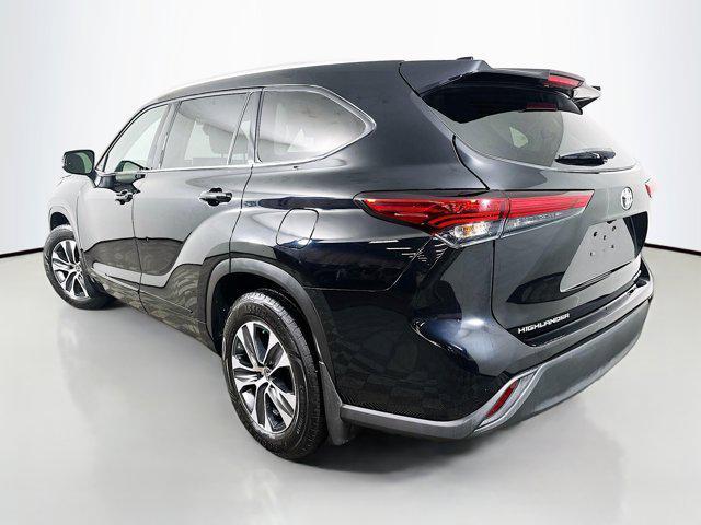 used 2022 Toyota Highlander car, priced at $33,388