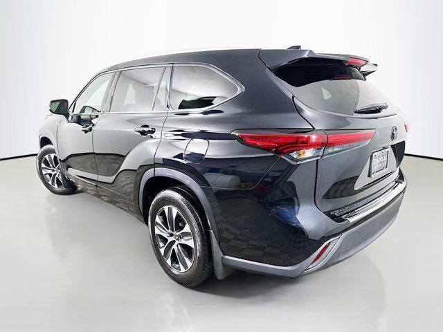 used 2022 Toyota Highlander car, priced at $37,021