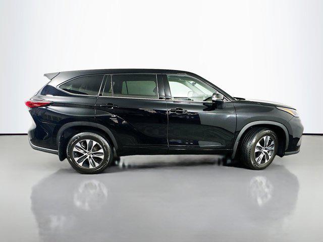 used 2022 Toyota Highlander car, priced at $37,021