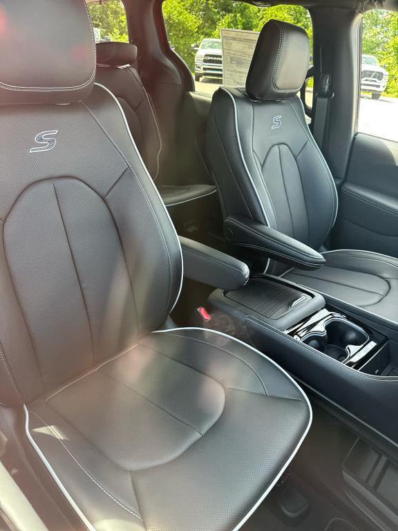 new 2025 Chrysler Pacifica car, priced at $45,996