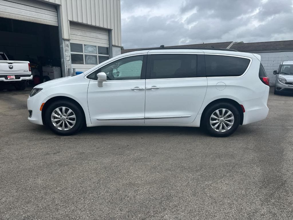 used 2017 Chrysler Pacifica car, priced at $15,887