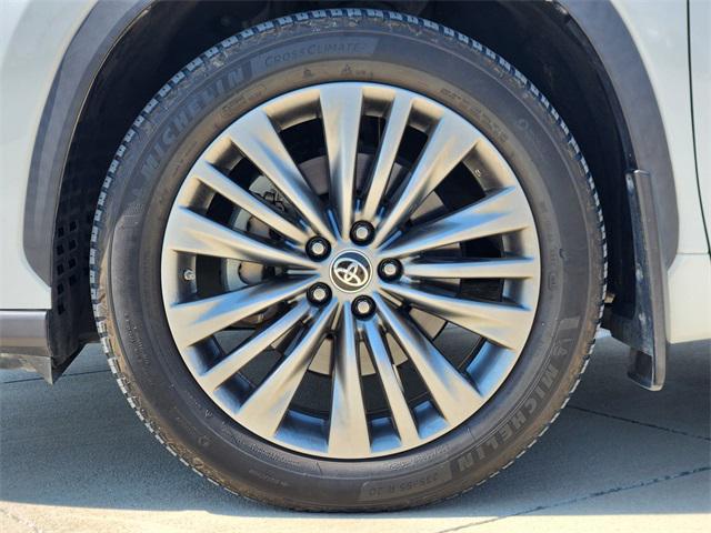 used 2022 Toyota Highlander car, priced at $39,691
