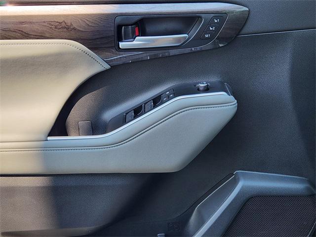 new 2025 Toyota Highlander car, priced at $55,572