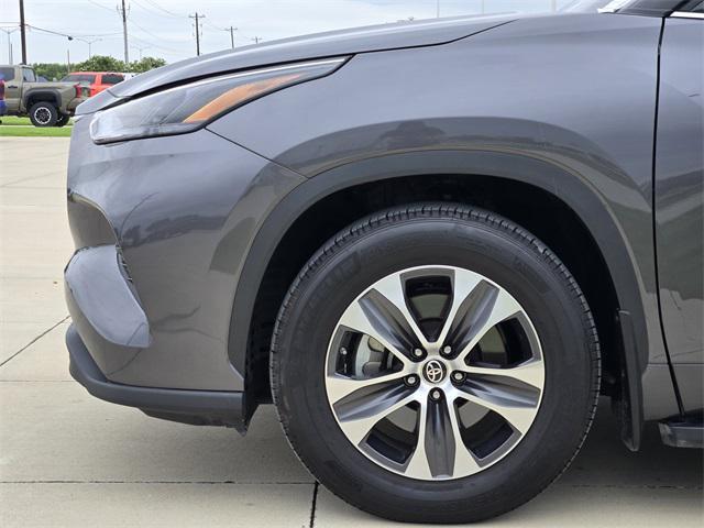 used 2022 Toyota Highlander car, priced at $37,991