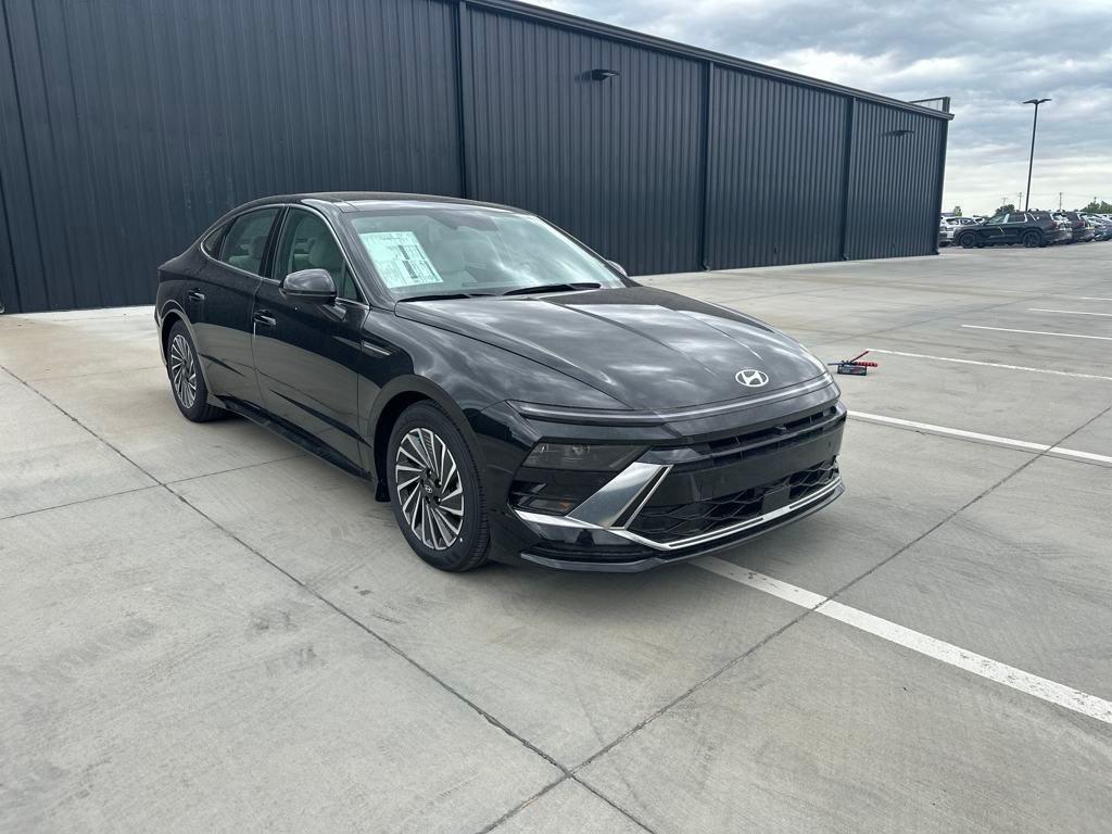 new 2025 Hyundai Sonata Hybrid car, priced at $32,399