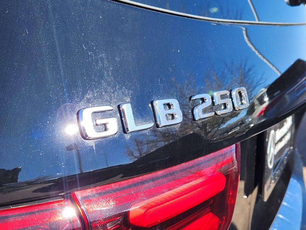 new 2025 Mercedes-Benz GLB 250 car