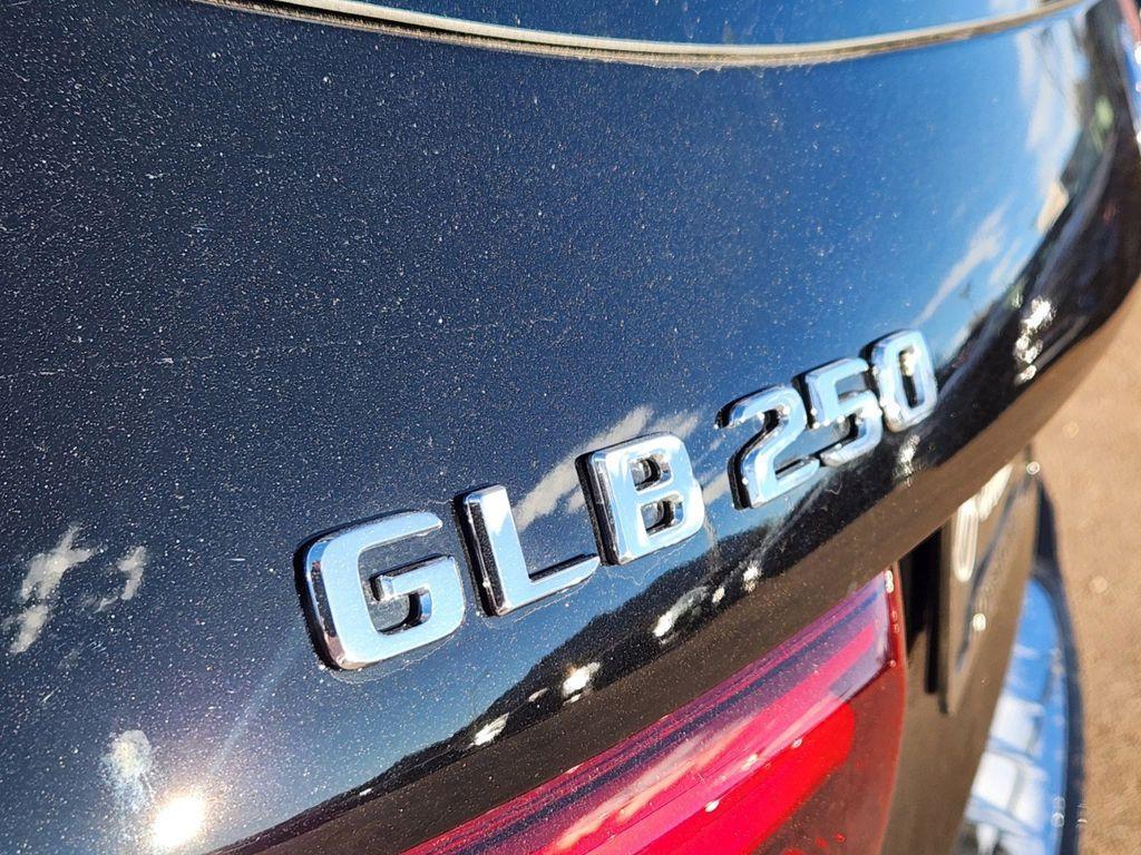 new 2025 Mercedes-Benz GLB 250 car