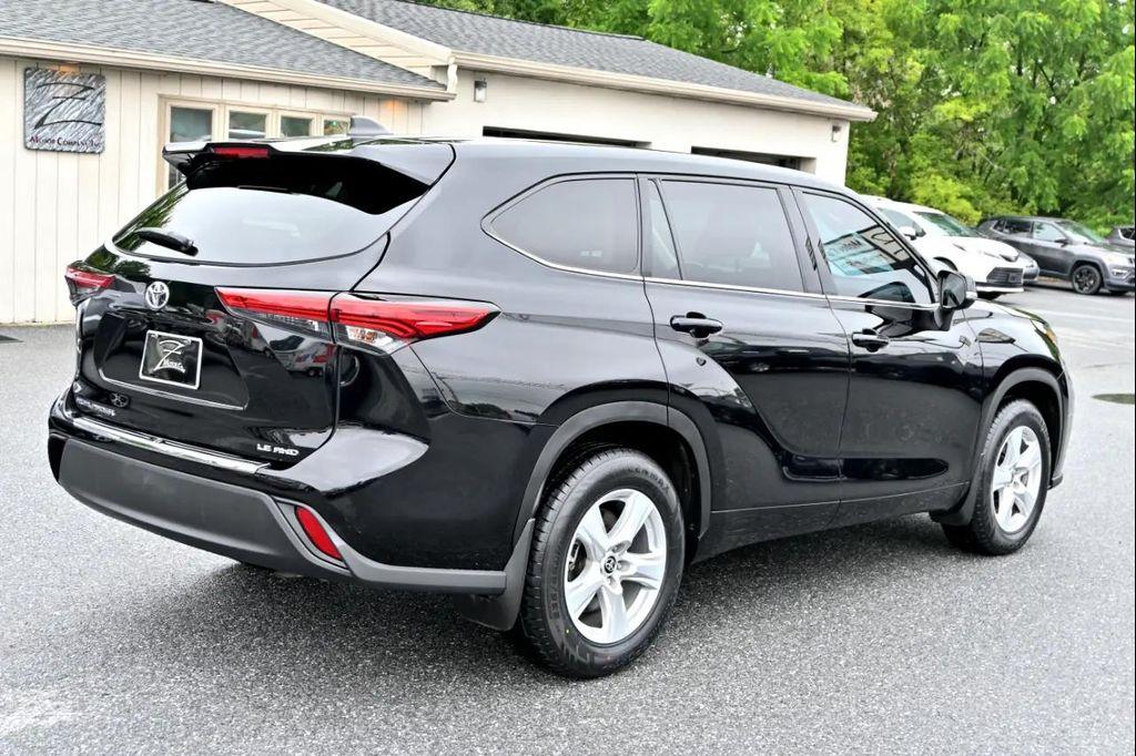 used 2022 Toyota Highlander car, priced at $31,500