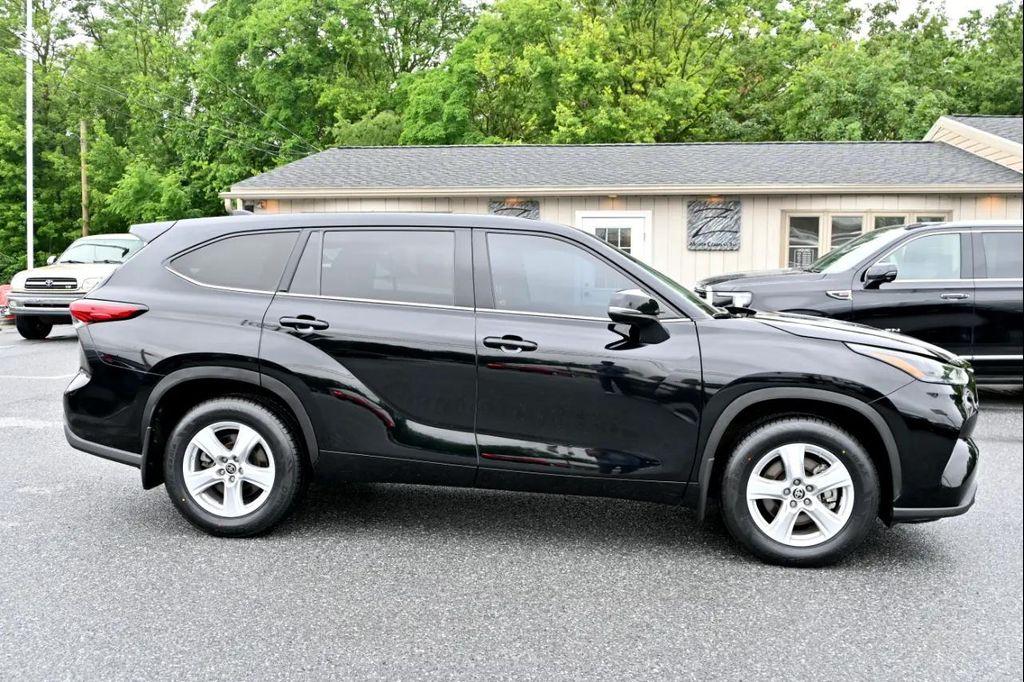 used 2022 Toyota Highlander car, priced at $31,500