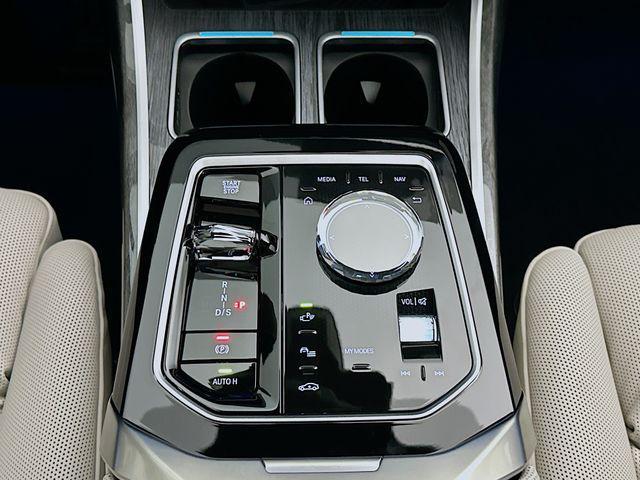 new 2025 BMW 760 car, priced at $127,100