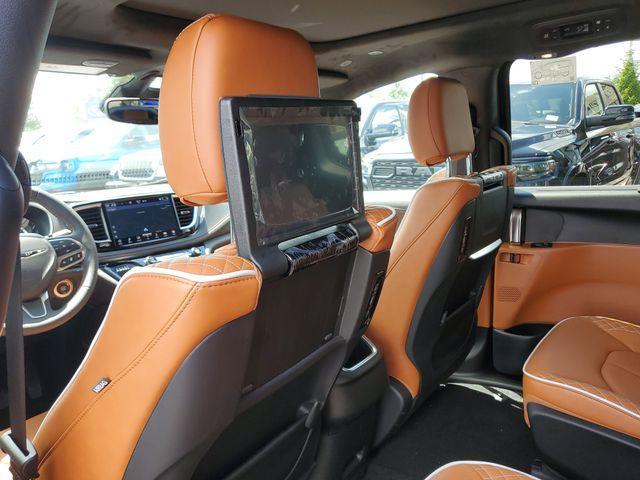 new 2025 Chrysler Pacifica Hybrid car, priced at $47,088