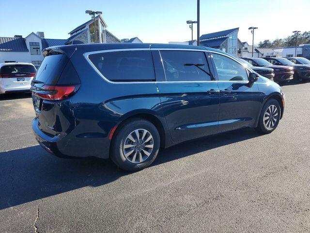 new 2025 Chrysler Pacifica Hybrid car, priced at $37,745