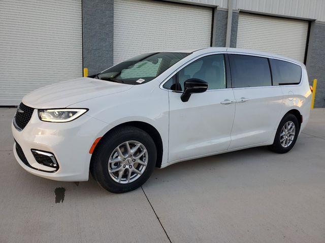 new 2025 Chrysler Pacifica car, priced at $39,273