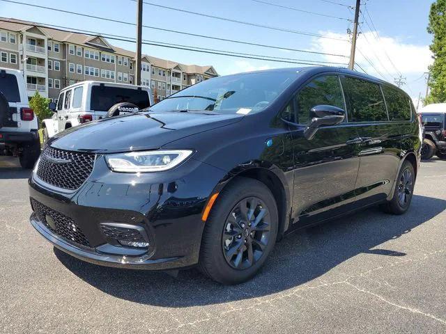 new 2024 Chrysler Pacifica Hybrid car, priced at $39,745