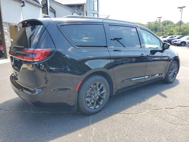 new 2025 Chrysler Pacifica car, priced at $45,405