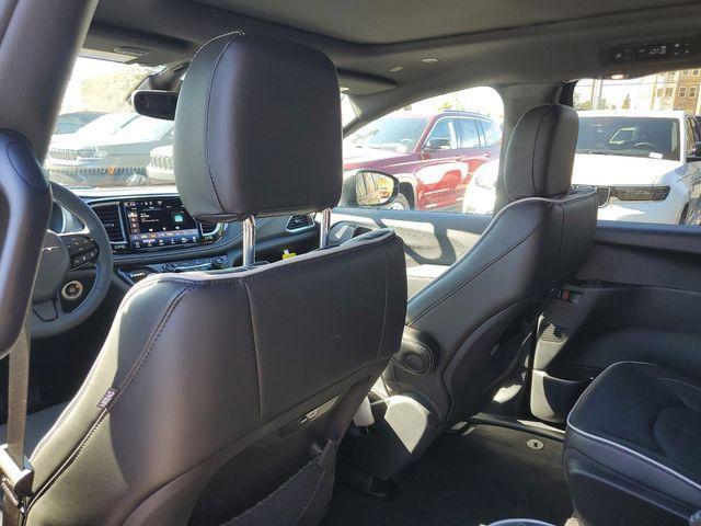 new 2025 Chrysler Pacifica Hybrid car, priced at $45,408