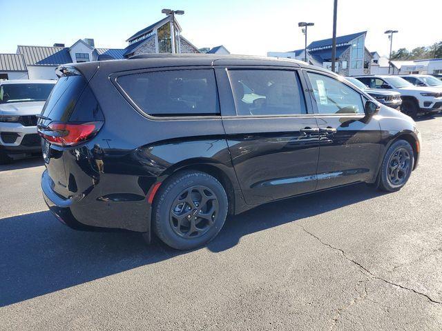 new 2025 Chrysler Pacifica Hybrid car, priced at $45,142