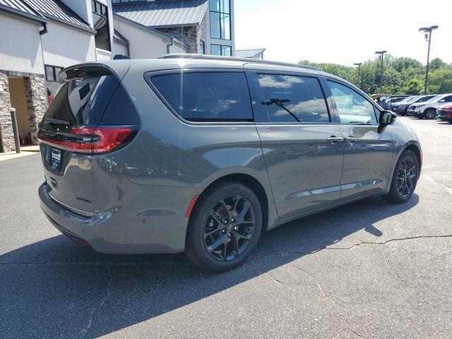 new 2025 Chrysler Pacifica car, priced at $48,911
