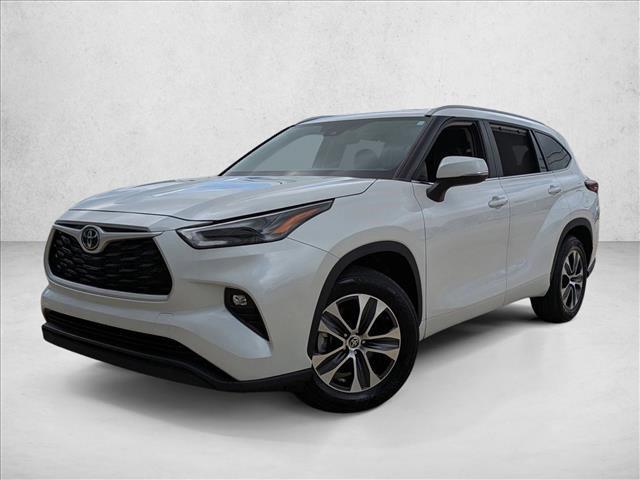 used 2024 Toyota Highlander car, priced at $37,499