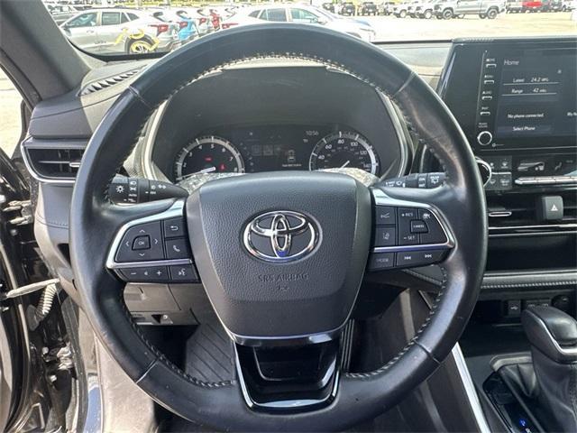 used 2021 Toyota Highlander car, priced at $28,500
