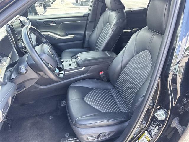 used 2021 Toyota Highlander car, priced at $28,500