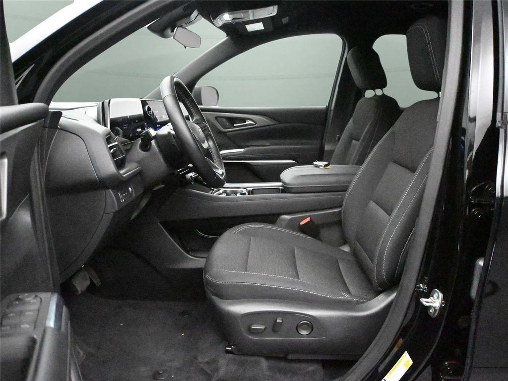 used 2025 Chevrolet Traverse car, priced at $35,500