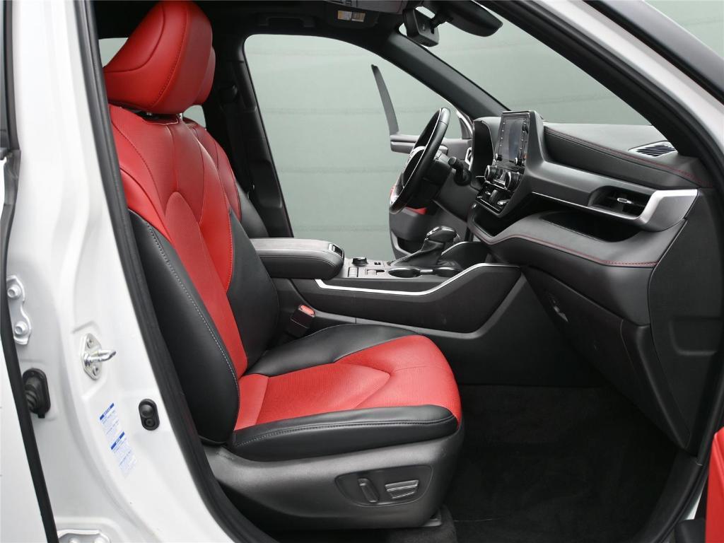 used 2022 Toyota Highlander car, priced at $35,450