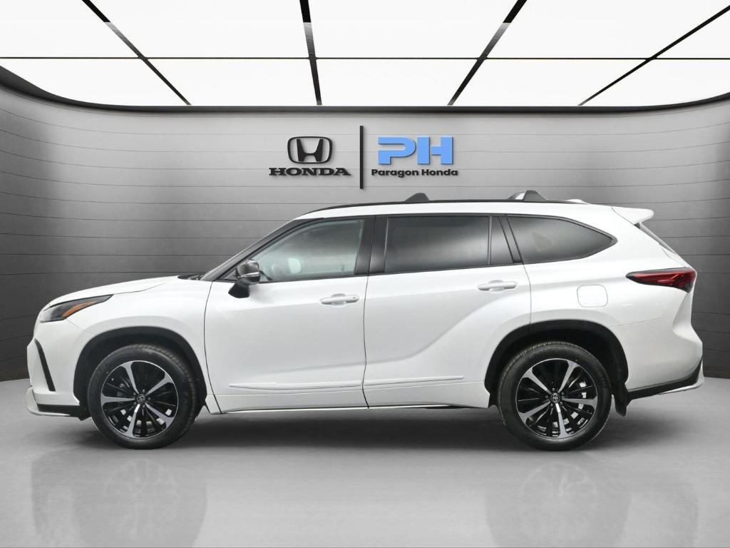 used 2022 Toyota Highlander car, priced at $35,450