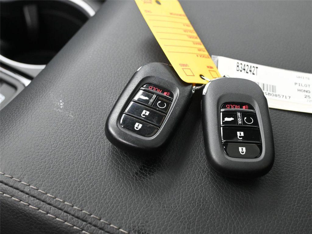 used 2025 Honda Pilot car, priced at $43,700